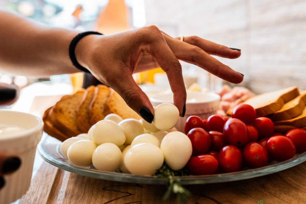 Wachteleier essen beim Frühstück – gesunde Ernährung