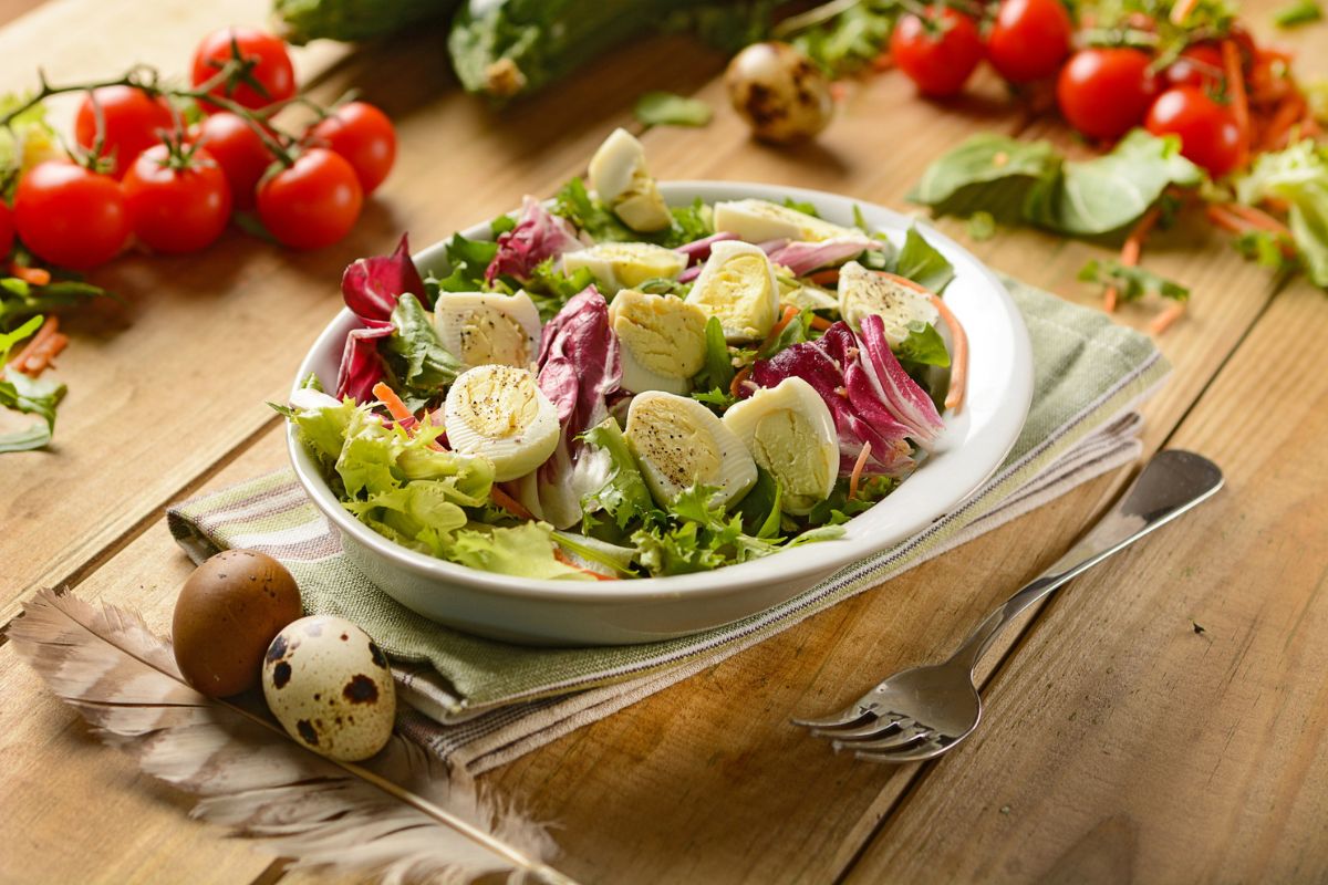 Wachteleier gesund – Salat mit gekochten Wachteleiern