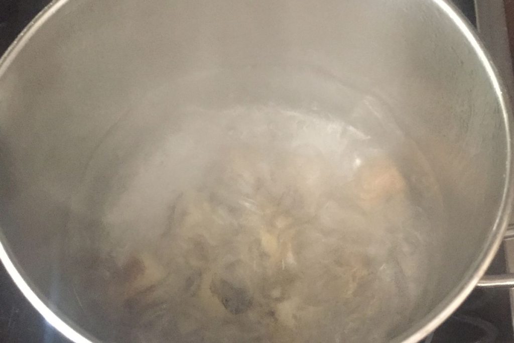 Wachteleier im kochenden Wasser während des Kochens